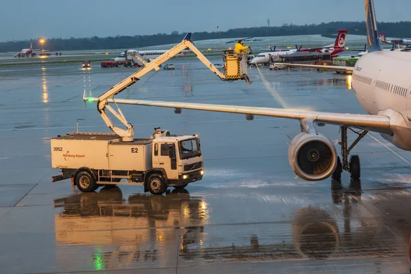 Enteisung der Lufthansa-Maschine — Stockfoto