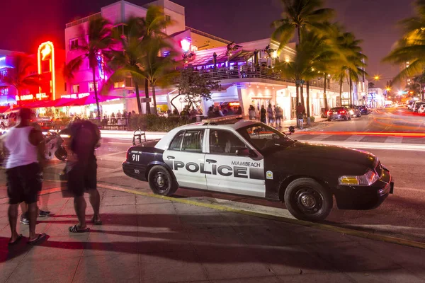 Police car parks at the Ocean Drive along South Beach Miami in t — Stock Photo, Image