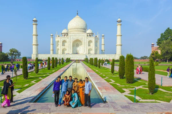 Insanlar Taj Mahal Hindistan ziyaret — Stok fotoğraf