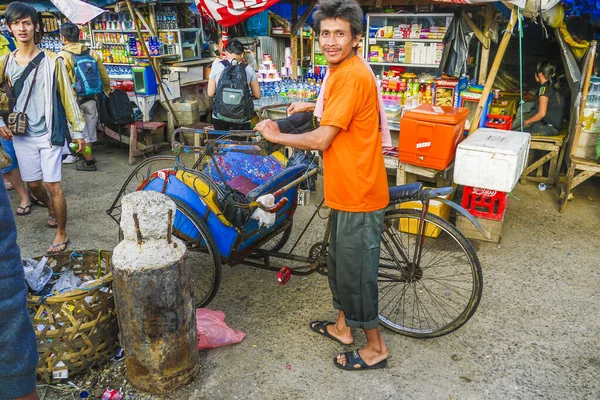 Индийский рикша водитель ищет пассажиров в старой части N — стоковое фото