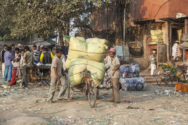 Man transporterar tung last med sin rickshaw i gamla Delhi — Stockfoto