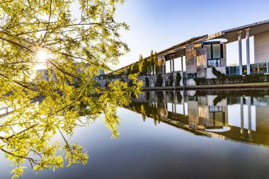 Nehir kıyısındaki Alman başbakanlık binası.
