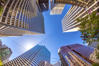 San Fransisco 'da Fremont caddesini geçerken modern gökdelene bakın.