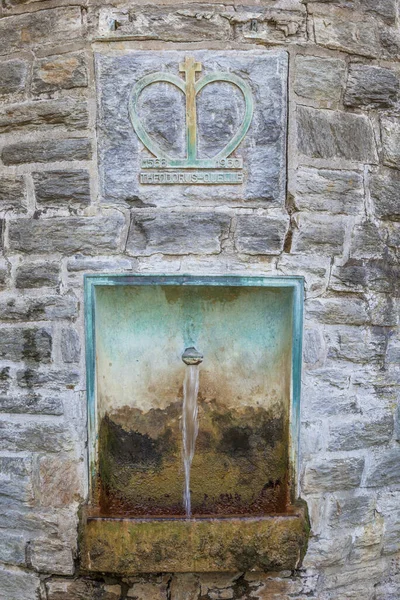 Berömda fontänen Theodorus Quelle i Kronberg — Stockfoto