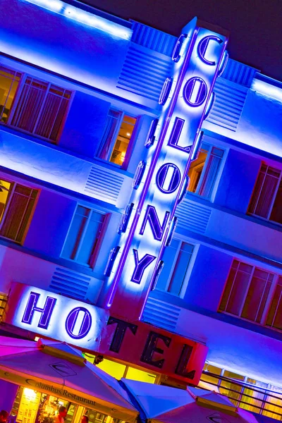 Kolonie hotel neonové světlo v historické čtvrti Art Deco — Stock fotografie