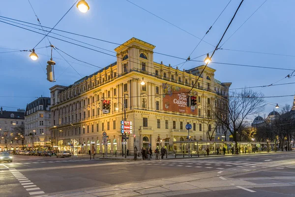 Facciata di palazzo storico con casinò nel primo quartiere in — Foto Stock