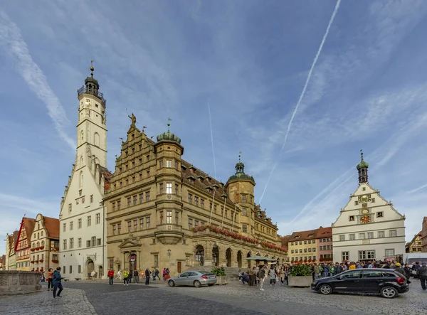 La gente visita el mercado central en Rothenburg ob der Taube — Foto de Stock