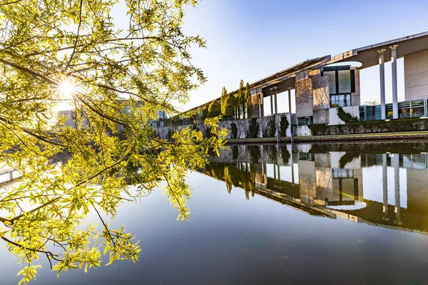 El edificio de la cancillería alemana en el río Spree con reflexión i —  Fotos de Stock