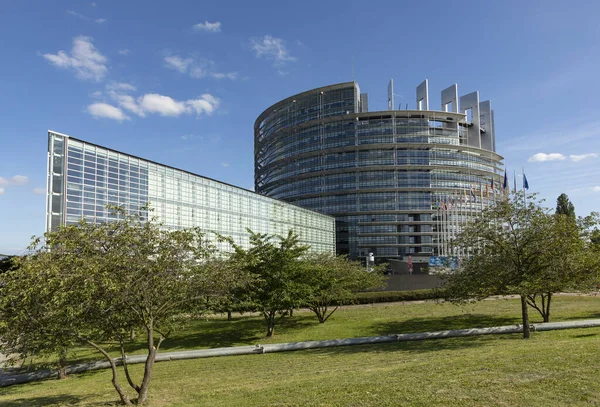 Moderní architektura parlamentu Evropské unie s vlajkami m — Stock fotografie