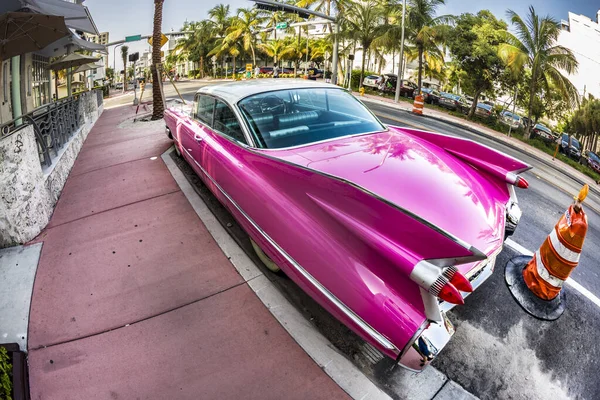 Cadillac vintage autó parkolt a ocean drive-ban miami beach — Stock Fotó