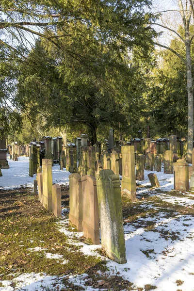 Gravsten på den gamla judiska kyrkogården i Frankfurt på så samtalet — Stockfoto