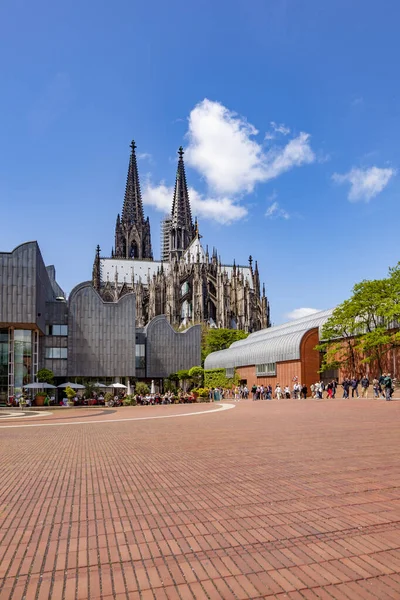 El museo Ludwig para el arte moderno en Colonia en Alemania con colo —  Fotos de Stock