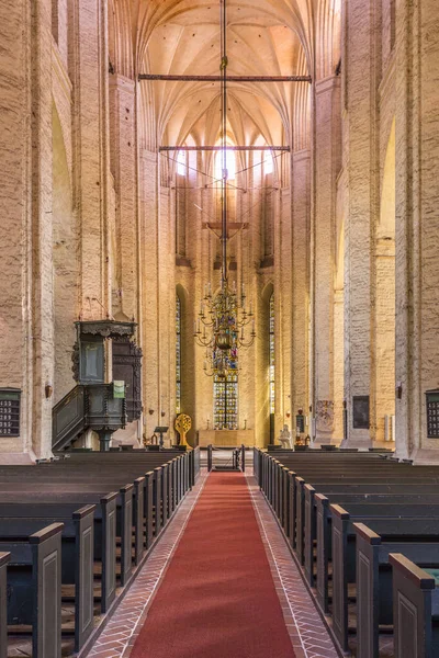 Uvnitř historického gotického kostela sv. Petriho ve Wolgastu, Usedom — Stock fotografie