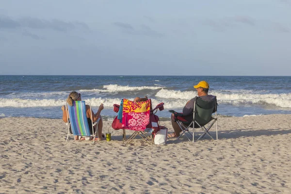 İnsanlar St. Augustine 'deki güzel plajın tadını çıkarıyor. — Stok fotoğraf