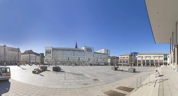 Centrale markt met socialistische kunstgebouwen in Neubrande — Stockfoto