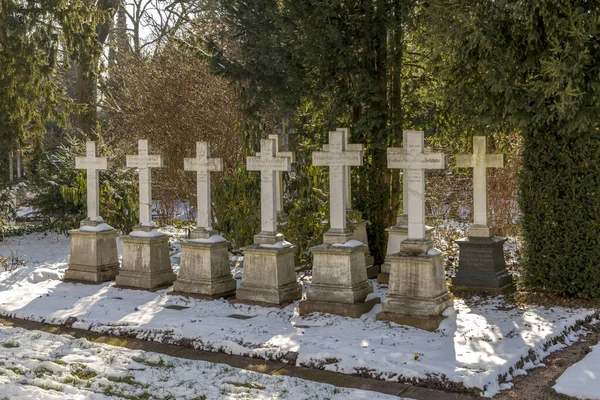 Antigua lápida histórica en el antiguo cementerio de Bethmann famil — Foto de Stock
