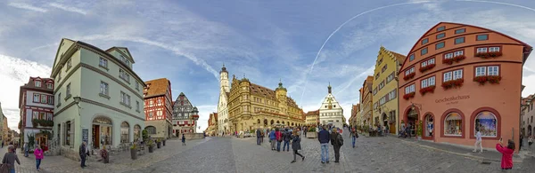 Mensen bezoeken de centrale markt in Rothenburg ob der Taube — Stockfoto