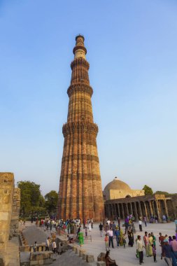 insanlar Qutb Minar, Delhi, dünyanın en yüksek tuğla inşa m ziyaret