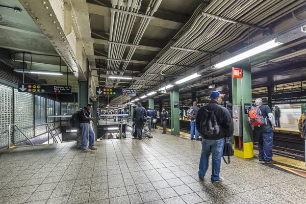 Люди ждут в центре метро Barclays в Нью-Йорке — стоковое фото