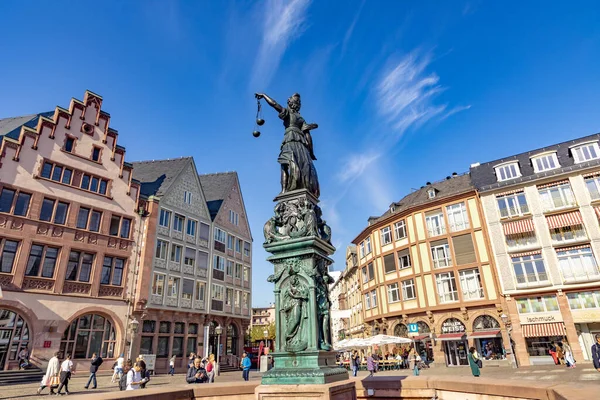 People visit the roemer place  with fountain of lady justice in — Stock Photo, Image