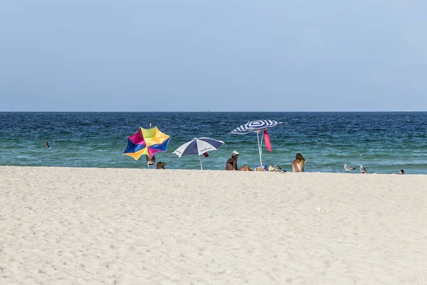 Människor på havet i south beach, miami — Stockfoto