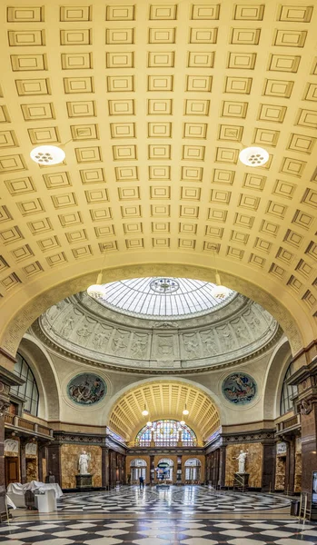 Wiesbaden 'deki eski Kurhaus' un içinde. — Stok fotoğraf