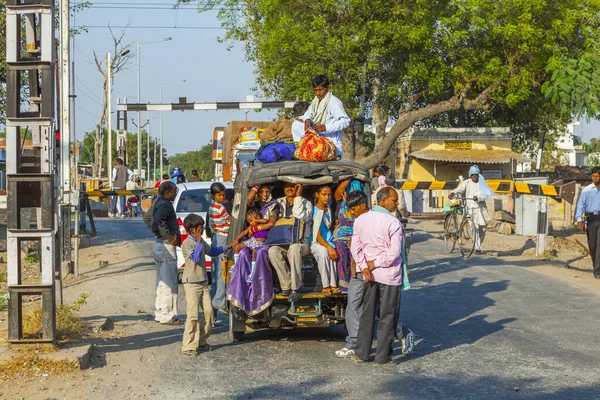 Persone aspettano al passaggio ferroviario vicino a Fatehpur Sikri, India . — Foto Stock