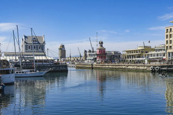 Vecchia torre dell'orologio al vecchio molo di Città del Capo — Foto Stock