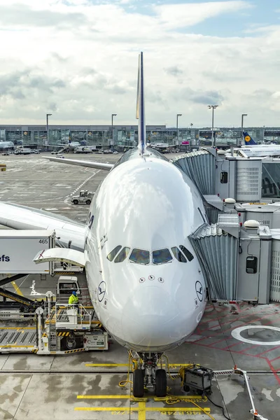 Carregamento de uma aeronave Lufthansa A380 no portão — Fotografia de Stock