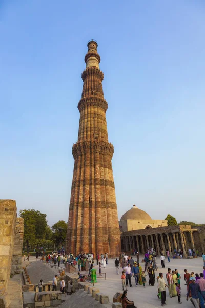 Люди посещают Кутб Минар, Дели, самый высокий кирпич в мире построен м — стоковое фото