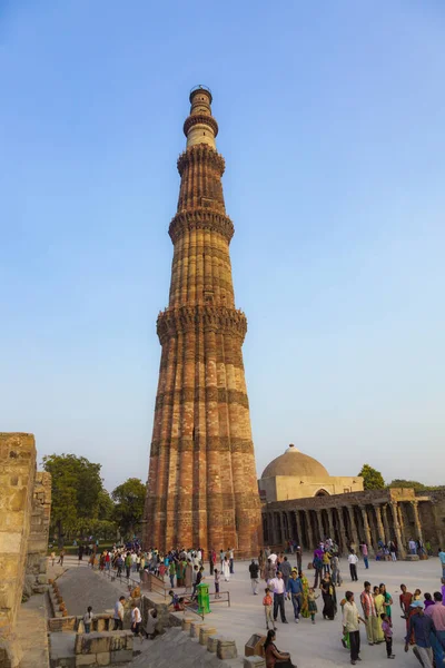 La gente visita Qutb Minar, Delhi, el mundo más alto ladrillo construido m — Foto de Stock