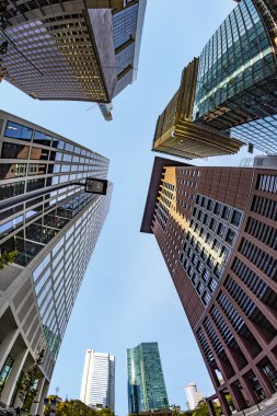 Frankfurt şehir merkezindeki gökdelenden mavi gökyüzünün altında