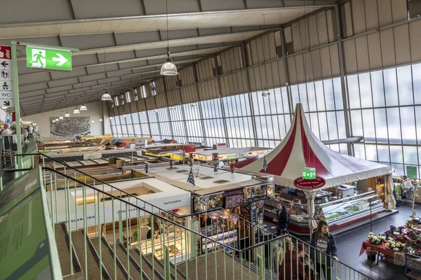 People enjoy shopping in the Kleinmarkthalle in Frankfurt — Stock Photo, Image