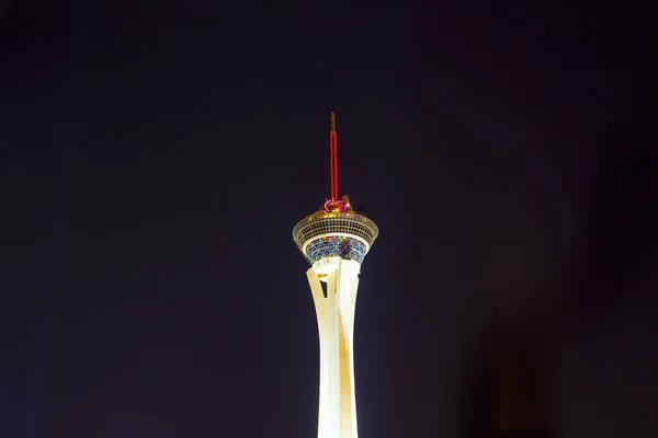 Luces nocturnas del Sahara Casino y la Torre de la Estratosfera invita — Foto de Stock