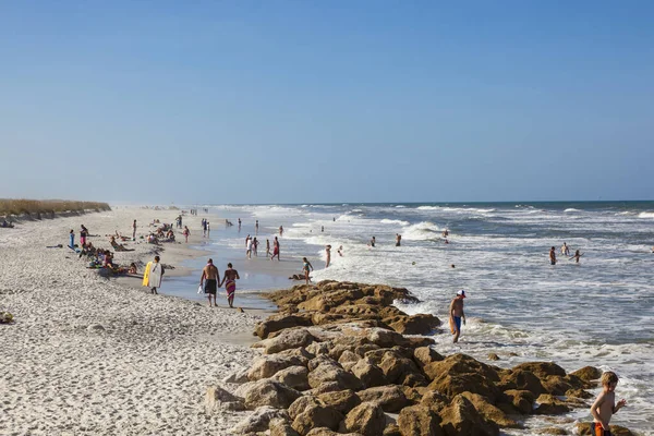 Люди насолоджуються пляжем у сонячний день у Сант - Августині., — стокове фото