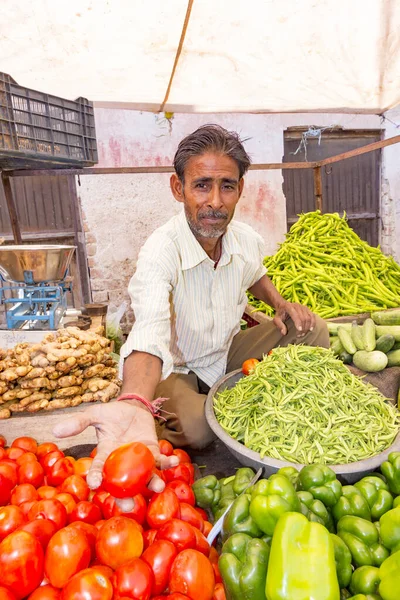 Les gens vendent leurs fruits et légumes frais sur le marché extérieur — Photo