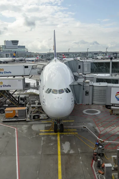 The Lufthansa A380 at Frankfurt international airport is ready f — ストック写真