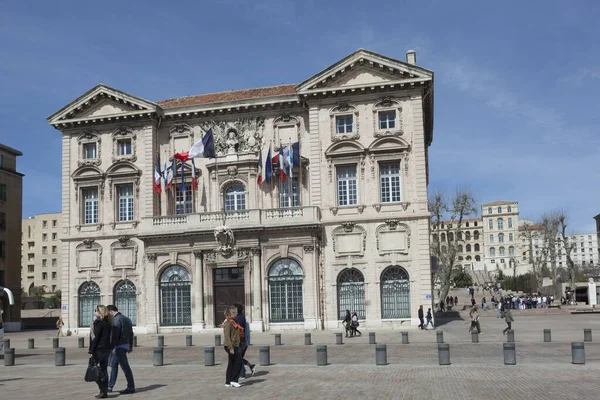 Palais de justice in Marseille, Frankrijk met mensen op de promenade — Stockfoto