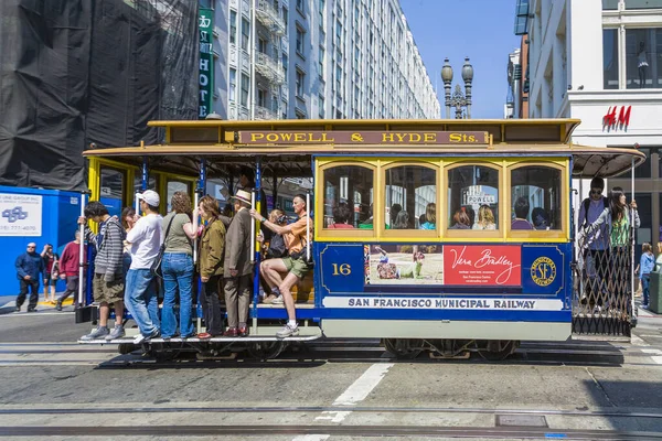 People enjoy famous cable car in San Francisco — ストック写真