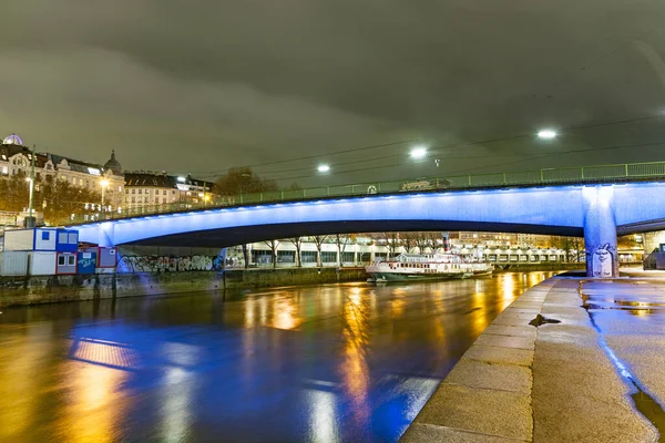 Blauw verlichte brug bij de donau in Wenen, Oostenrijk 's nachts — Stockfoto
