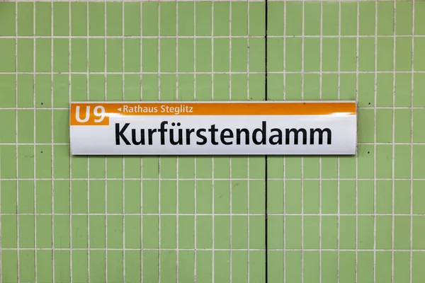 U-Bahn-Schild Kurfürstendamm Linie U9 im Bahnhof — Stockfoto
