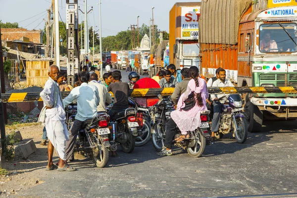 人们在靠近Fatehpur Sikri的铁路过境点等待，印度. — 图库照片