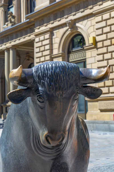 Escultura Bull em frente ao prédio da Bolsa de Valores de Frankfurt Bul — Fotografia de Stock