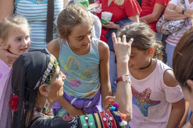 İnsanlar Mirabelle Erik Festivali 'ndeki gösterinin tadını çıkarıyor. 