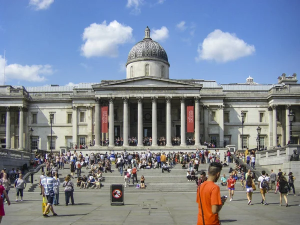 Pessoas na entrada da galeria nacional em Londres — Fotografia de Stock