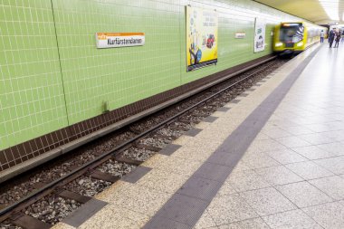 İstasyondaki Kurfuerstendamm Hattı U9 metro tabelası. 