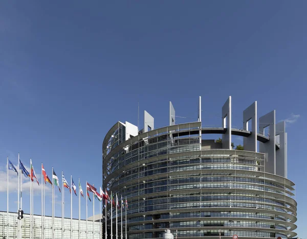 Modern arkitektur i Europeiska unionen parlament med flaggor m — Stockfoto