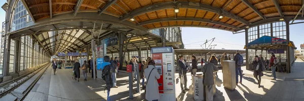 Mensen haasten zich bij Berlins centraal s-Bahn station in Friedrichstras — Stockfoto