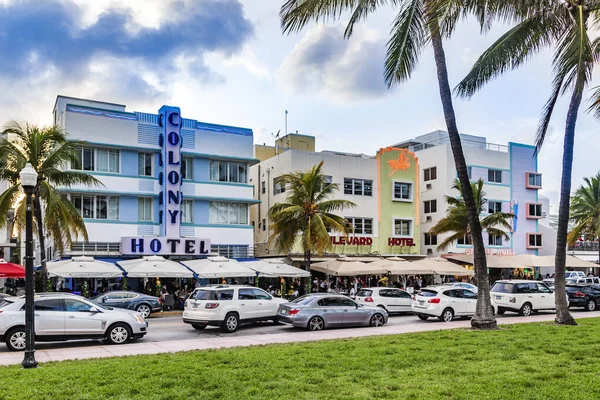 Vista a lo largo de Ocean Drive a lo largo de South Beach Miami en el histórico —  Fotos de Stock