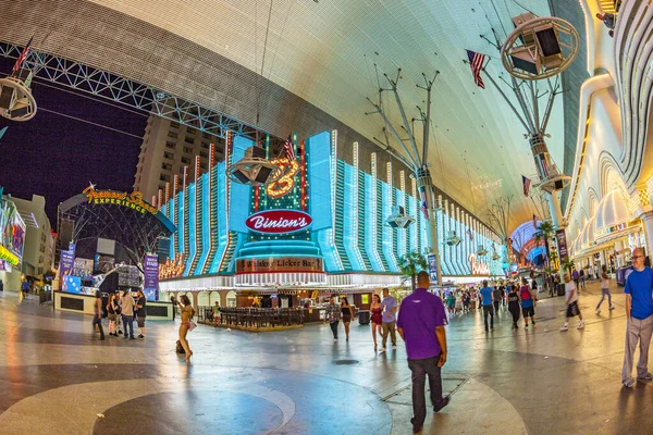 Az emberek ellátogatnak a Fremont utcába Las Vegasban — Stock Fotó